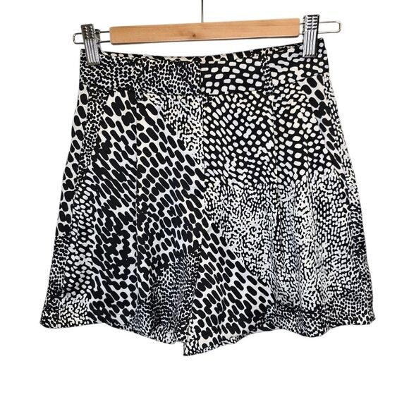 Express Women's 0 Black and White Abstract Print Dressy Satin Shorts - Picture 1 of 16